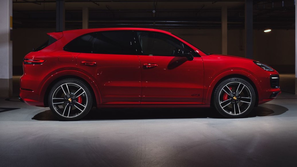 2021 Porsche Cayenne side view